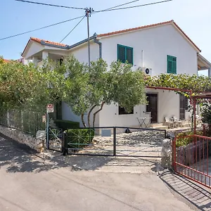 Apartman And Ruza